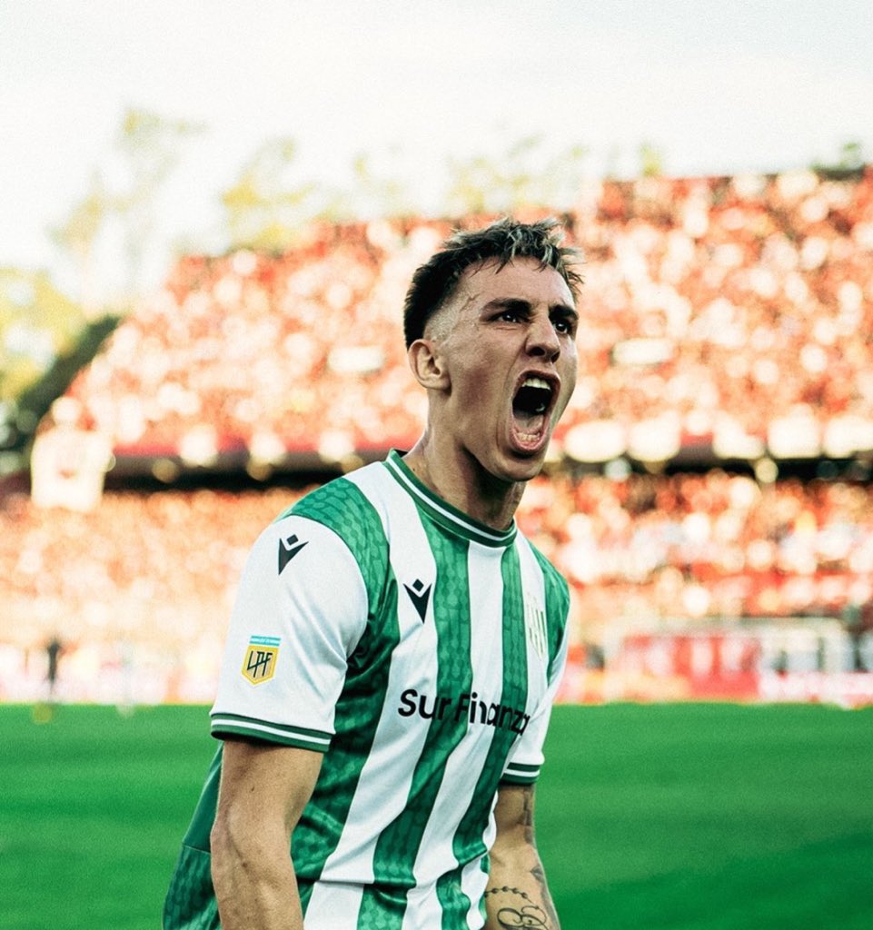 🇳🇬👉🏼 La postura de #Danubio es que pagando la cláusula de salida se torna una operación sencilla y ellos no pondrán complicaciones. 

El jugador dispuesto a jugar en #Banfield. Su representante es el mismo que el de Auzmendi.

⌛️ Él y José Mario Pinto, los que pican en punta.