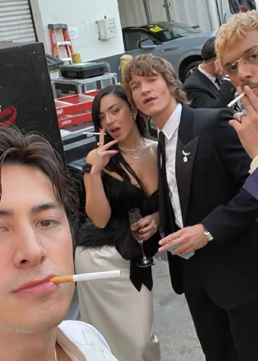 infocharlixcx's tweet image. Charli xcx smoking with Connor Storrie, Hudson Williams and Omar Apollo at the Golden Globes.