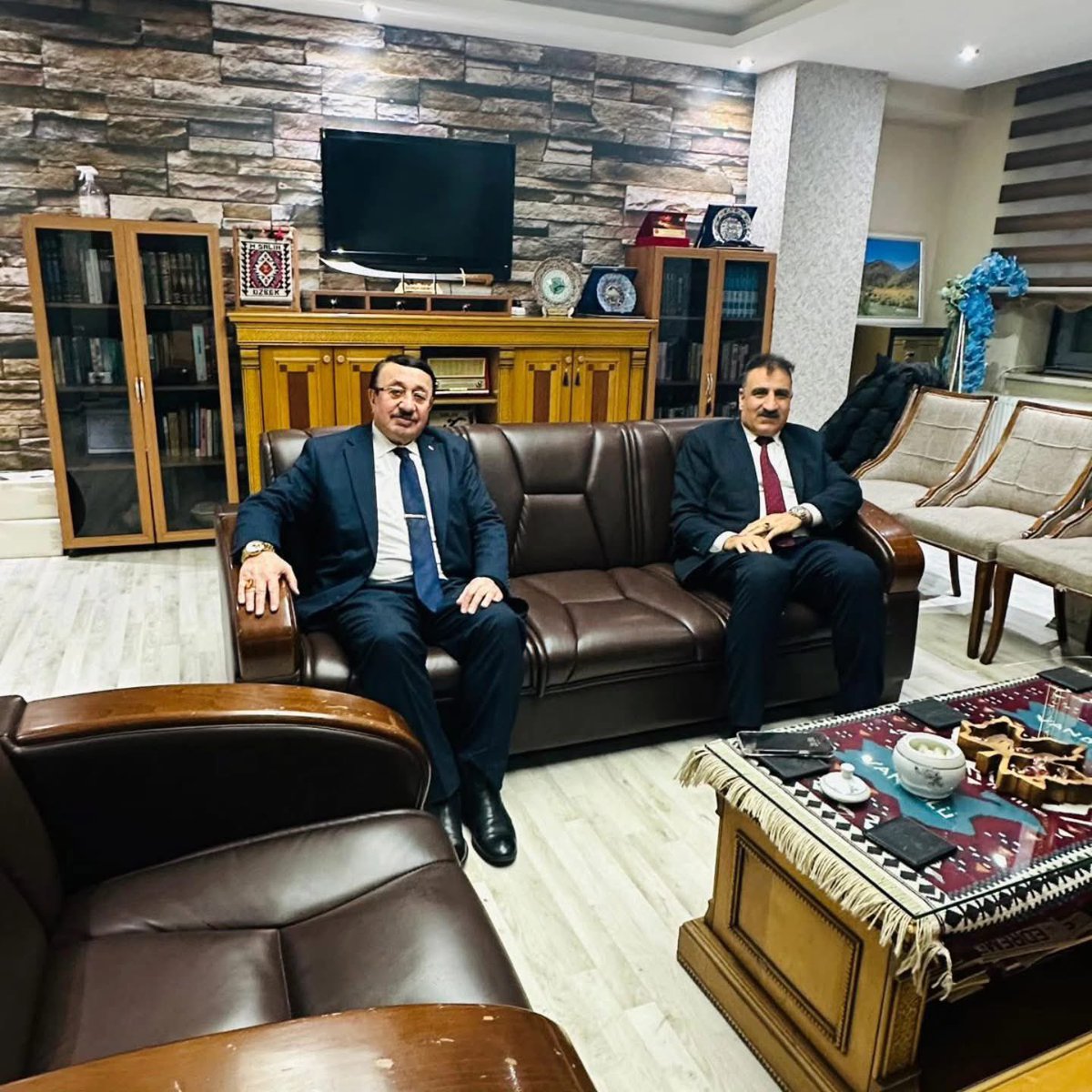 Kurucusu olduğum Kadim Aşiretler fedarasyonu #İstanbul il temsilcisi ve İstanbul Van dernek başkanı İş insanı Cafer Kanpolat Güzel Ziyaretinden dolayı kendisine teşekkür ederim. <a href="/caferkanpolat/">cafer kanpolat</a> <a href="/KadimAsiretler/">KADİM AŞİRETLER FEDARASYONU</a>