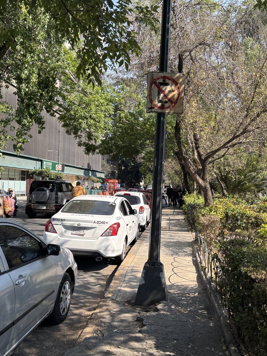 CAvilaH7's tweet photo. @UCS_GCDMX Qué “chistoso”, los que deben enseñar y hacer cumplir las reglas son los que las rompen. Patrulla en doble fila y auto del gobierno estacionado en disco de NO estacionarse. 
@supercivicosmx @BicireporteraDF https://t.co/oltTbfpiaK