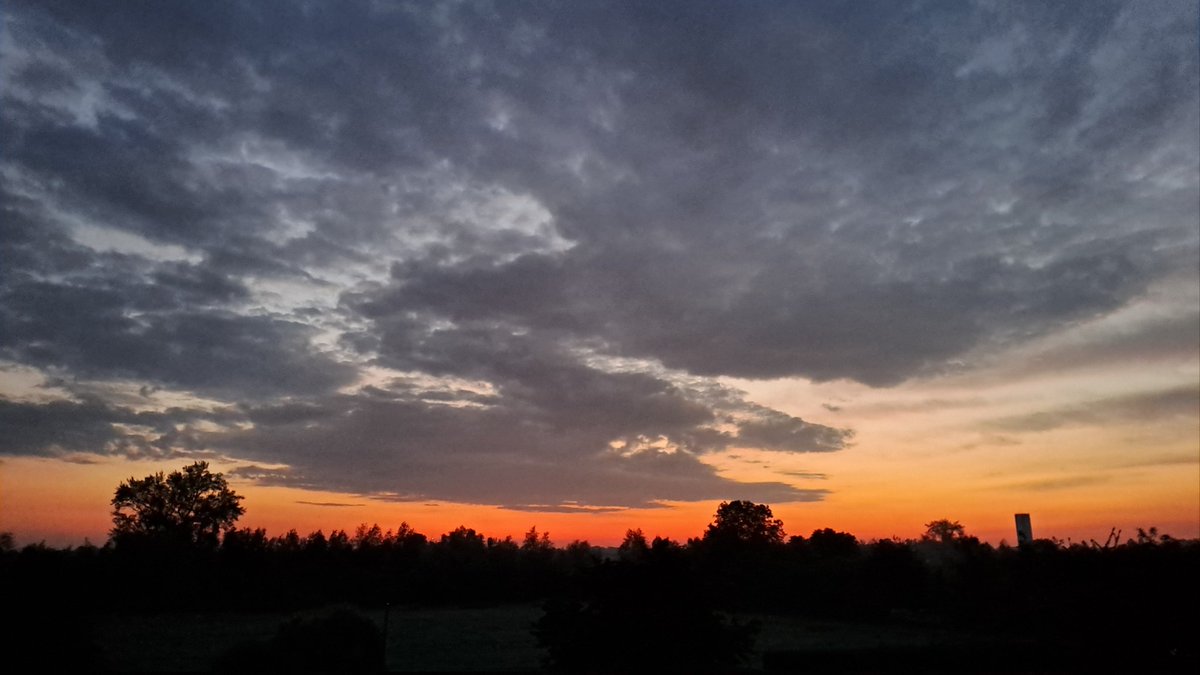 Es ist Nacht,
und mein Herz kommt zu dir, 
hält's nicht aus,
hält's nicht aus mehr bei mir.

Legt sich dir auf die Brust,
wie ein Stein,
sinkt hinein,
zu dem deinen hinein.

Dort erst,
dort erst kommt es zur Ruh,
liegt auf dem Grund
seines ewigen Du.

Christian Morgenstern