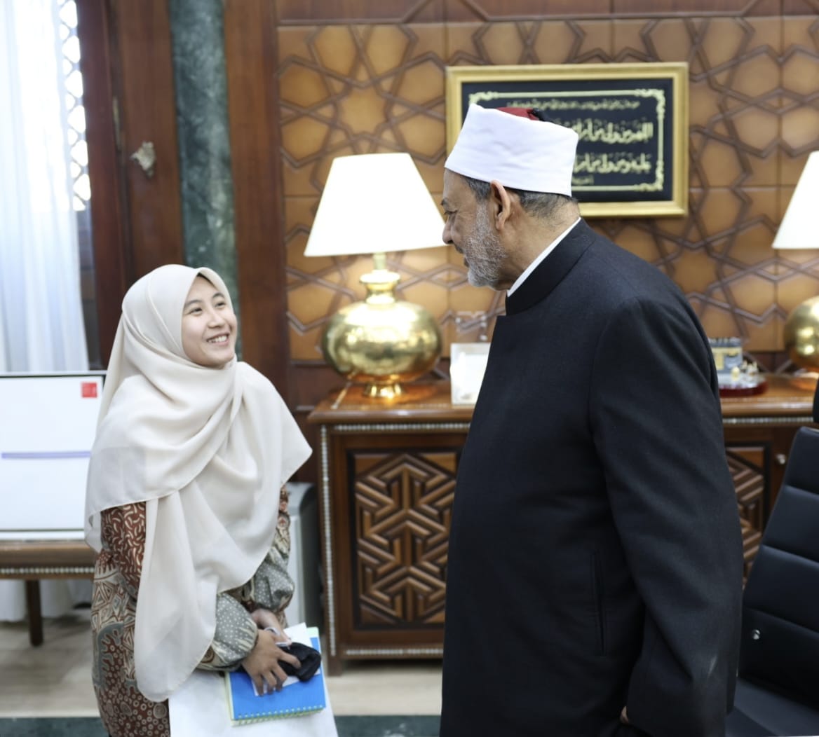 #شيخ_الأزهر يستقبل الطالبة الإندونيسية «ييلي» ويمنحها فرصة استكمال دراسة الماجستير

استقبل فضيلة الإمام الأكبر أ.د. أحمد الطيب، شيخ الأزهر الشريف، اليوم الأربعاء بمكتبه بمشيخة الأزهر، الطالبة الإندونيسية «ييلي»، التي أعربت عن أمنيتها لقاء فضيلته خلال حفل تخرجها بجامعة الأزهر، حيث