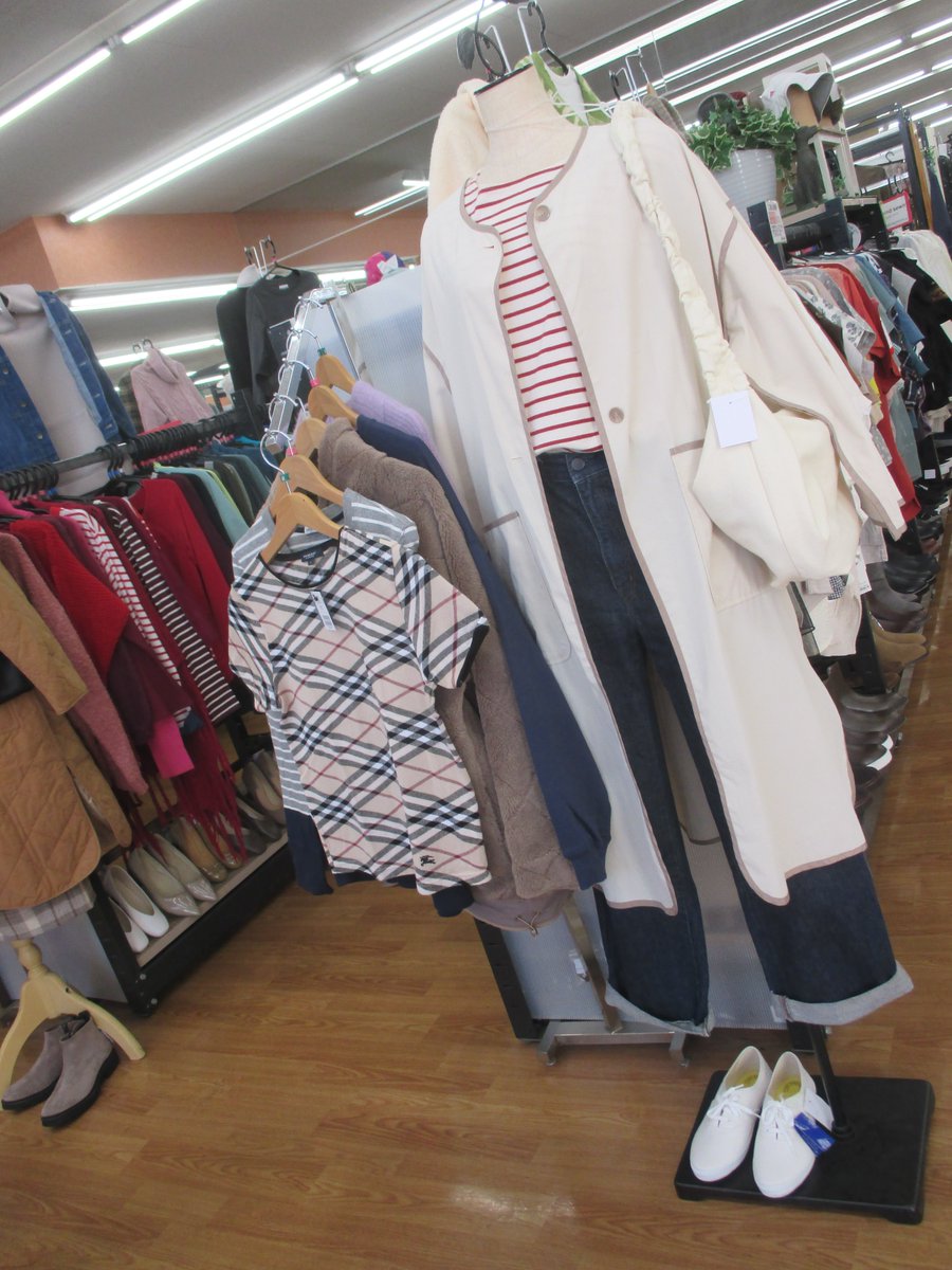 HO21139's tweet photo. ただいま当店では春夏服の買取をしています(*^^*)
ご不要になったお洋服があればぜひお持ちください！

メンズ服はオールシーズン買取中です！ https://t.co/c5VwXUelTn