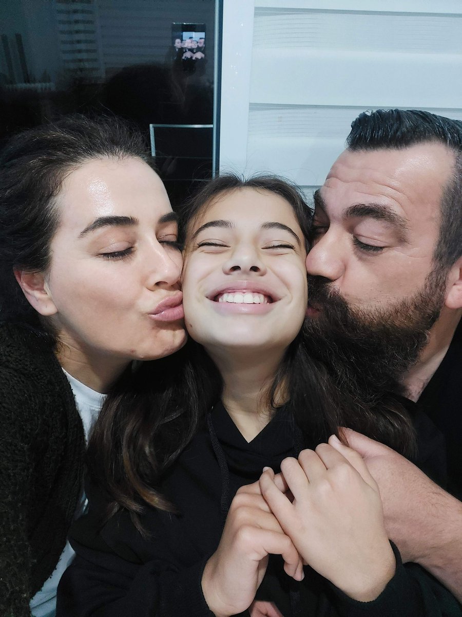 Bana sarılsan Selin'im…
Hayat dursa.

Kokunu içime çeksem,
zaman nefesini tutsa.

Kahkahalar atsak,
anıların sesi dolsa içime.

Birlikte pasta mumlarını üflesek,
sessizce dilek tutsak.

Sarılsam sana,
Hiç bırakmasam…
Hayat dursa.

İyi ki doğdun güzel kızım.
Kalbimde, hep