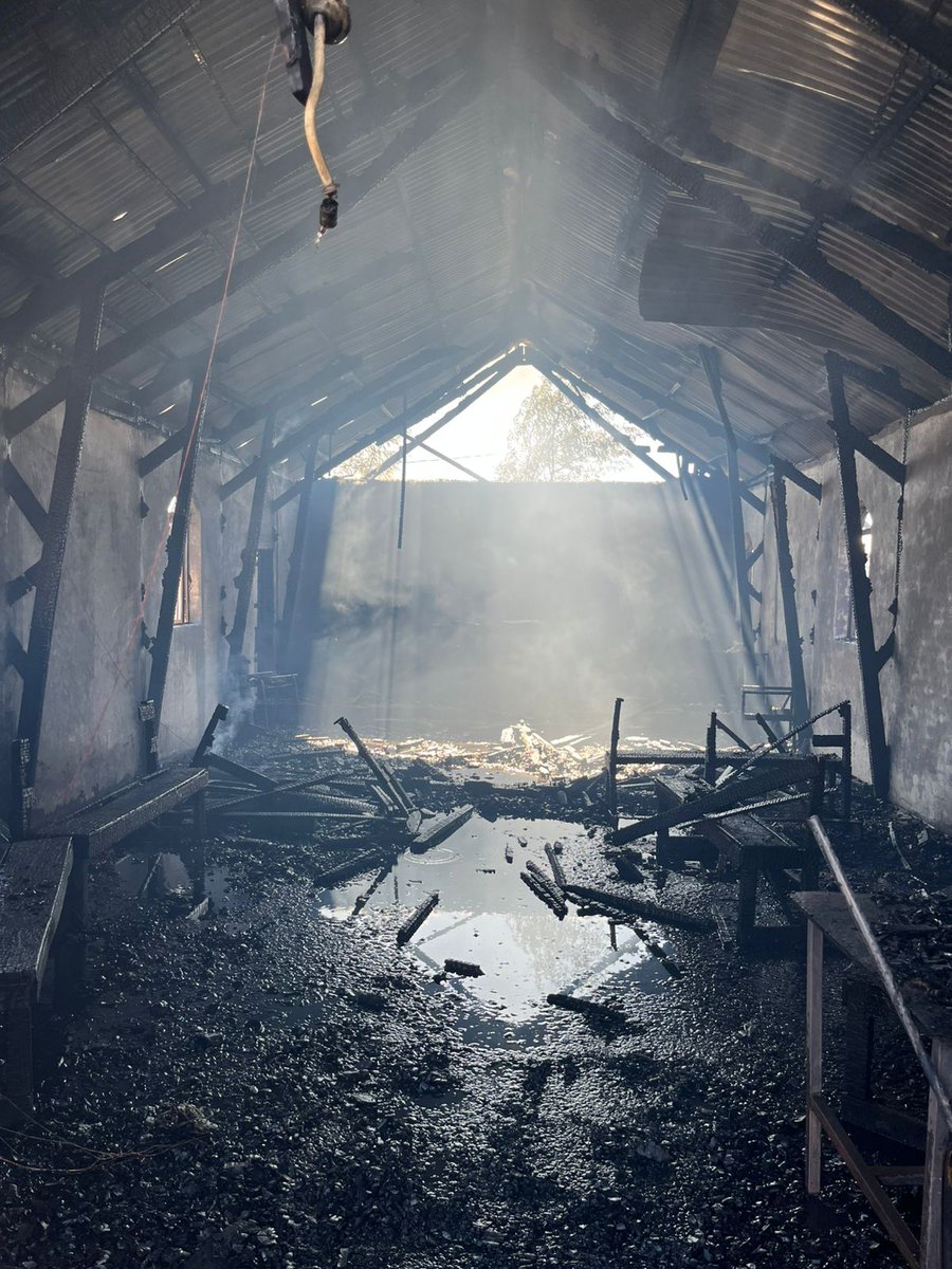 Fuego originado por el uso de máquina orilladora al cortar pastizales destruye iglesia católica en sector  #Catilllo comuna de #Parral. #Fiscalía de Flagrancia dispone que autor pase a control de detención por el delito culposo de incendio.
<a href="/FiscaliaMaule/">FISCALÍA DEL MAULE</a> dispone peritajes a