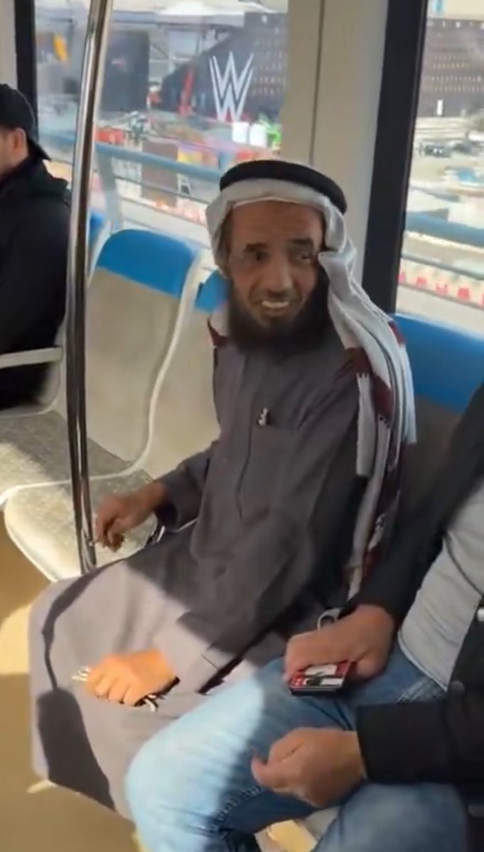 AnwrKsa's tweet image. شيخ المترو، هذا الشيخ هو الناجي الوحيد من طوفان السكوت الحديث، يمشي بين الجموع الغارقة في شاشاتها كدرويش -صوفي- يبحث عن "مريد" للحظة واحدة. أحجيته ليست لغزاً عصي على الفهم، بل مفتاح لكسر قفل الغربة -بين الذات والآخر-، ومحاولة يائسة لترميم الشرخ الهائل الذي أحدثته الفردانية في…