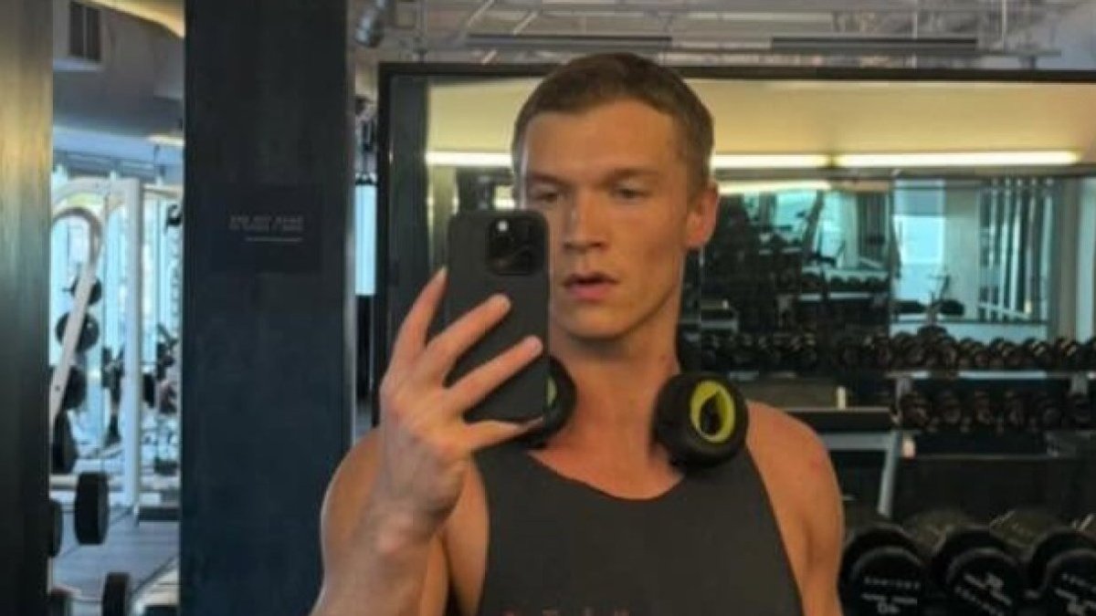 haloxserr's tweet image. face card so lethal he can pull off every haircut