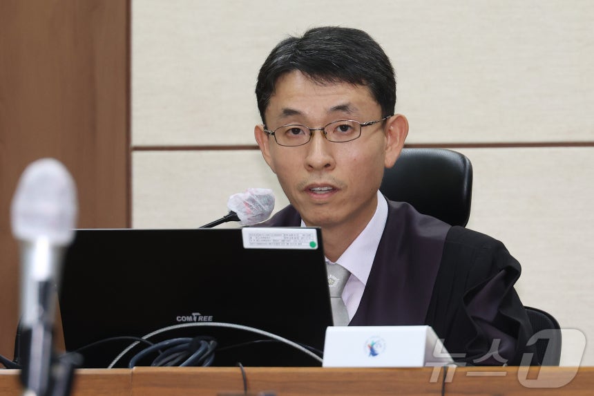 '전관예우'라
부르지 말라 
분명히
'전관범죄'여야
나올수 있는 판결이다