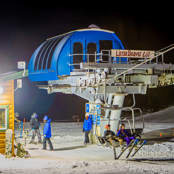 skithebeav's tweet image. PUBLIC NIGHT: Friday Jan 30th,  5-9pm. ALL info: skithebeav.com/events/#public 

Join us to ski/snowboard as the sun goes down and the stars come out. #magical #NIGHTskithebeav #underthestars #hotcocoa

🔗 LINK in BIO on Instagram