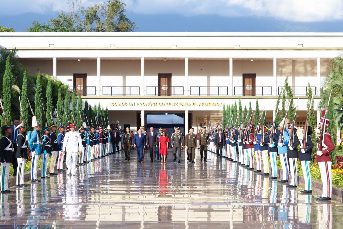 #Hoy Mi Comandanta Presidenta @DelcyRodriguezV, recibió las insignias de Comandante en Jefe de la FANB y los organismos de seguridad ciudadana.

Reafirmando su compromiso con la soberanía, el diálogo y la paz del pueblo venezolano como lo orientó mi Comandante <a href="/NicolasMaduro/">Nicolás Maduro</a>.