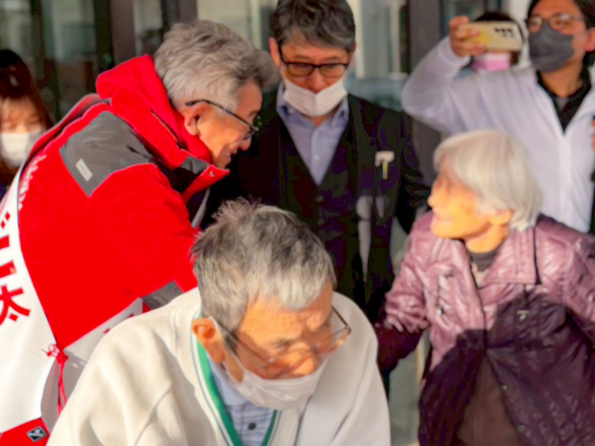 衆議院議員選挙、三日目の朝。
本日は行橋市からスタート。

現場で働く皆さま、
地域を支え続けてこられた事業者の方々、
そして、日々の暮らしに寄り添う福祉の現場。
一つひとつの場所に、地域の現実と努力が積み重なっています。

直接お話をし、手を取り、