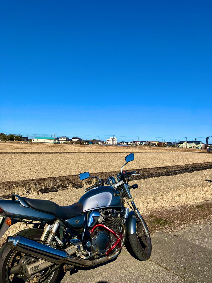 今日はまたアクアライン渡ってのツーリング。
千葉のこういう景色、好きなんですよね。
春になると田んぼに水が張ってさらに綺麗になる。
楽しみだなぁ✨