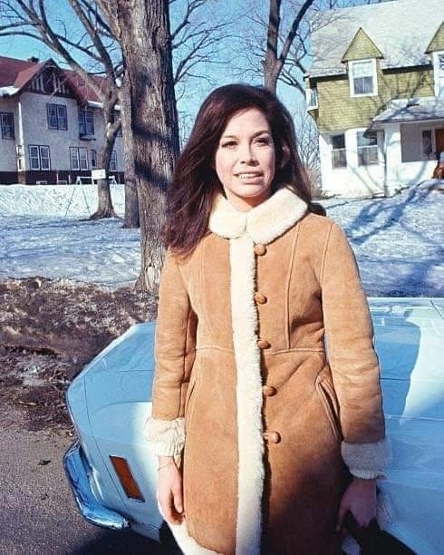 HistoryUnd's tweet image. Mary Tyler Moore stands beside the Ford Mustang featured in the opening sequence of her iconic TV show. This photo was taken in Minneapolis, Minnesota, in 1970.