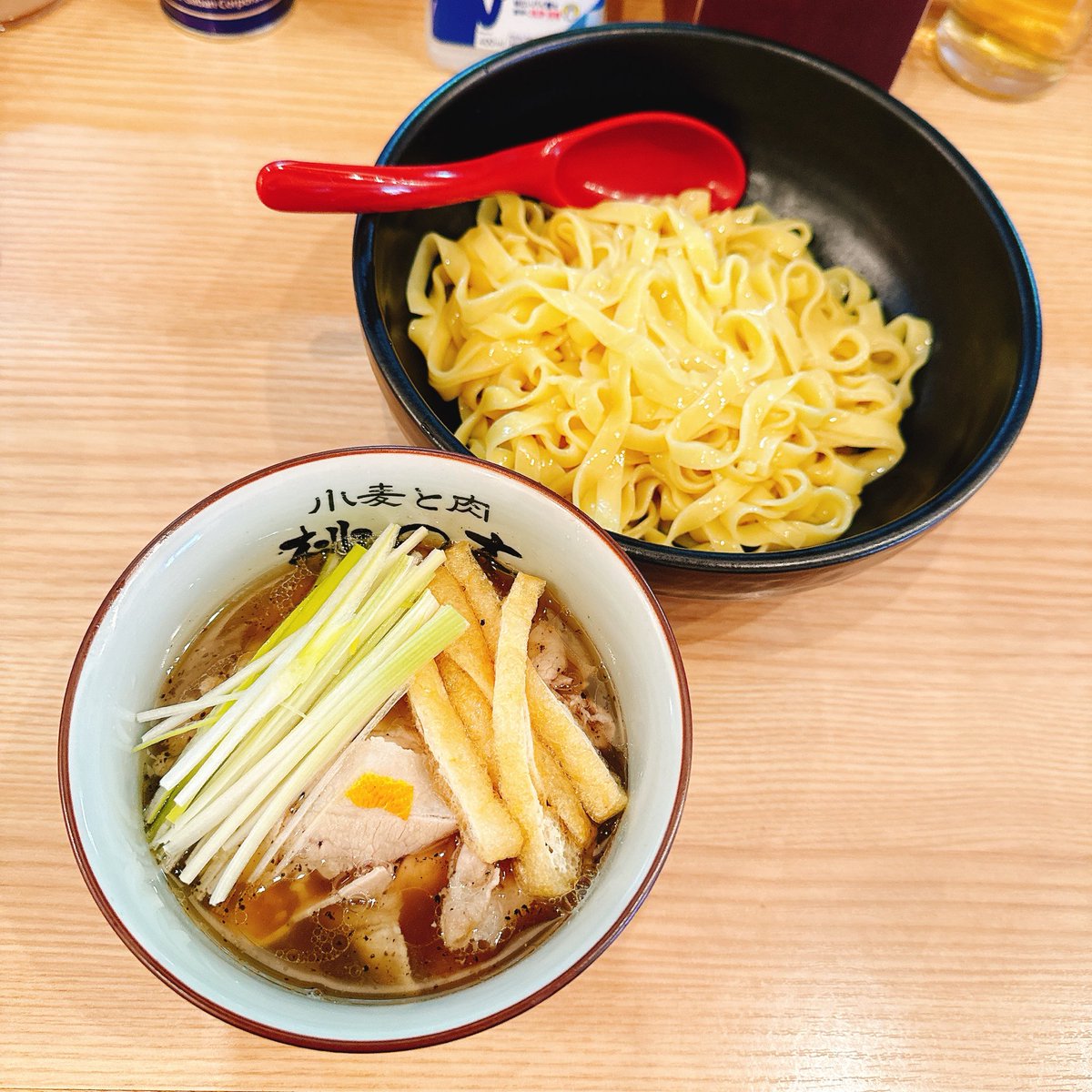 冬は 空気が澄んでいて スープの香りがとっても良い香りに感じるんですよ💜
今日も 美味しいスープを炊いてます！
お腹すかせて、来てください😊
 満席の時は 来店された順に食券を買って 並んでお待ち下さい。ｽﾀｯﾌがお声がけに参ります🫡 #我武者羅  #つけ麺  #menu #ﾃｲｸｱｳﾄ