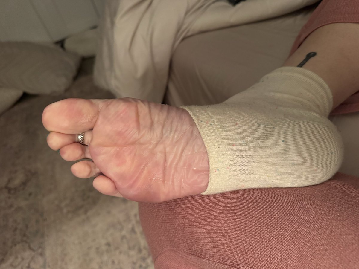 IvorySteps1's tweet image. Hydrating the heels on Hump Day! #footfetısh #Loveyourself #milf #SelfCare #feetworshi̇p #feet #goodnight
