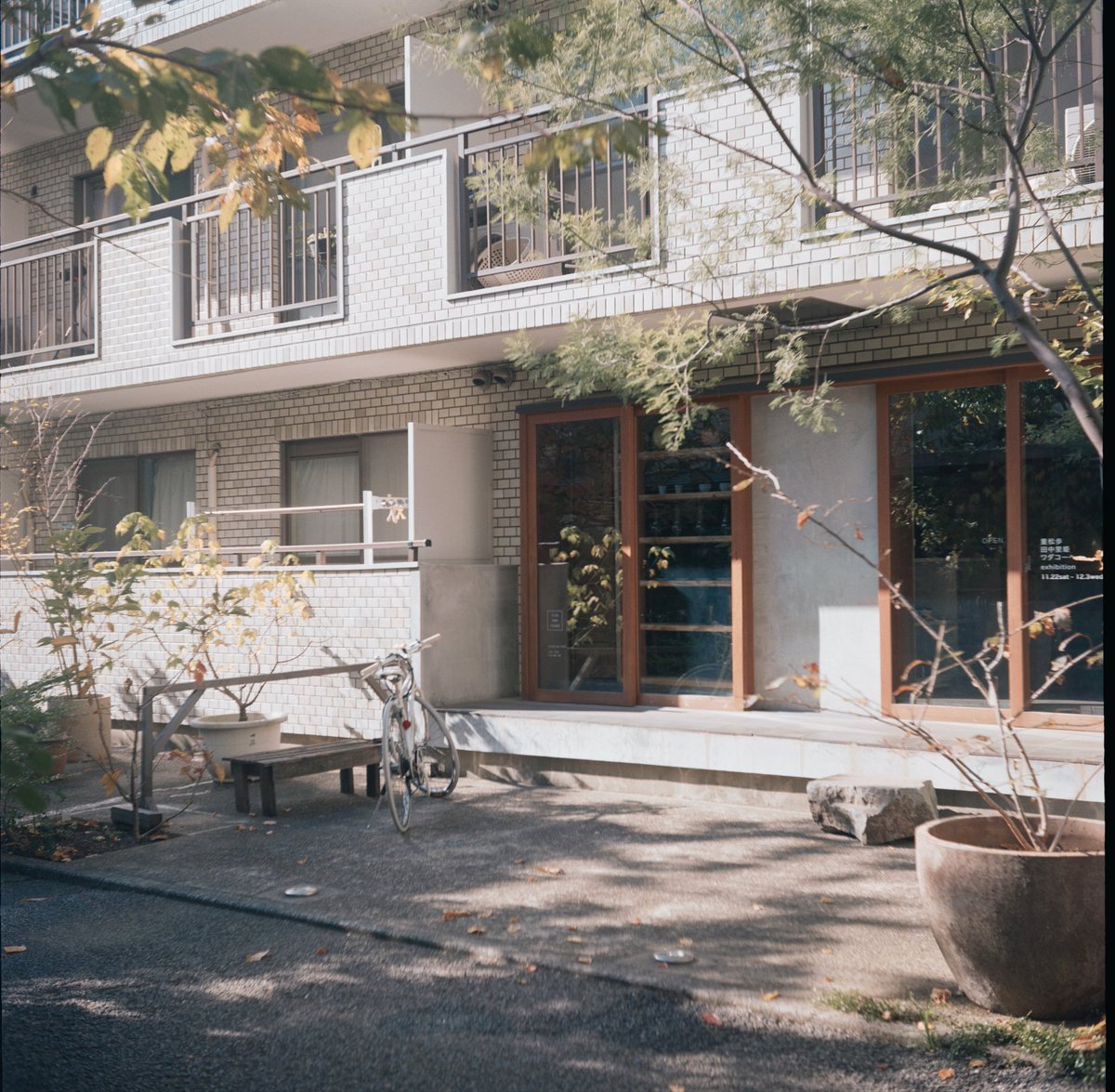 何にも追われずゆっくり本を読みたい、朝早く起きて気になってる町をふらふらして良さげな喫茶店に入って