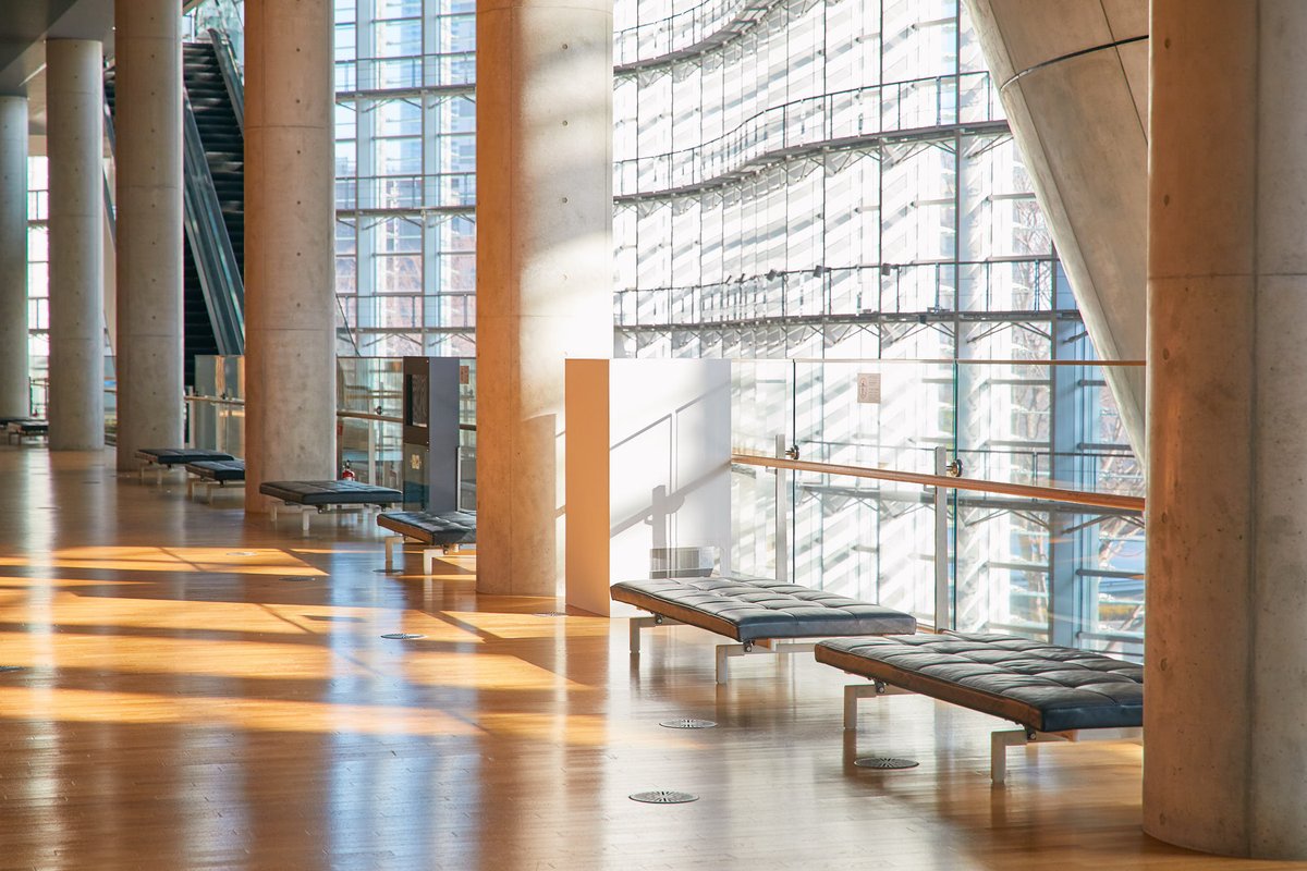 NACT_PR's tweet photo. #NACTtips💡
Sit on a masterpiece

In keeping with the National Art Center, Tokyo’s ethos of being an inviting space that encourages you to linger, the building’s lobby and corridors have plenty of chairs, benches, and sofas for visitors to relax on. What’s more, these aren’t just any old seats—they’re all showpieces of furniture design.

Among the highlights are modernist lounge chairs by the Danish master Hans J. Wegner, and understated black leather benches by fellow Dane Poul Kjærholm. Kjærholm’s comfortable creations line the corridors on the second and third floors, facing the Center’s “Light Wall.”

Even if you aren’t particularly interested in furniture design, trying out the various seats and finding your favorite corner of the Center for a moment of peace and quiet makes for a fun way of exploring the spacious building.

💡Did you know? NACT Tips at
https://t.co/IFXDln4K7V
