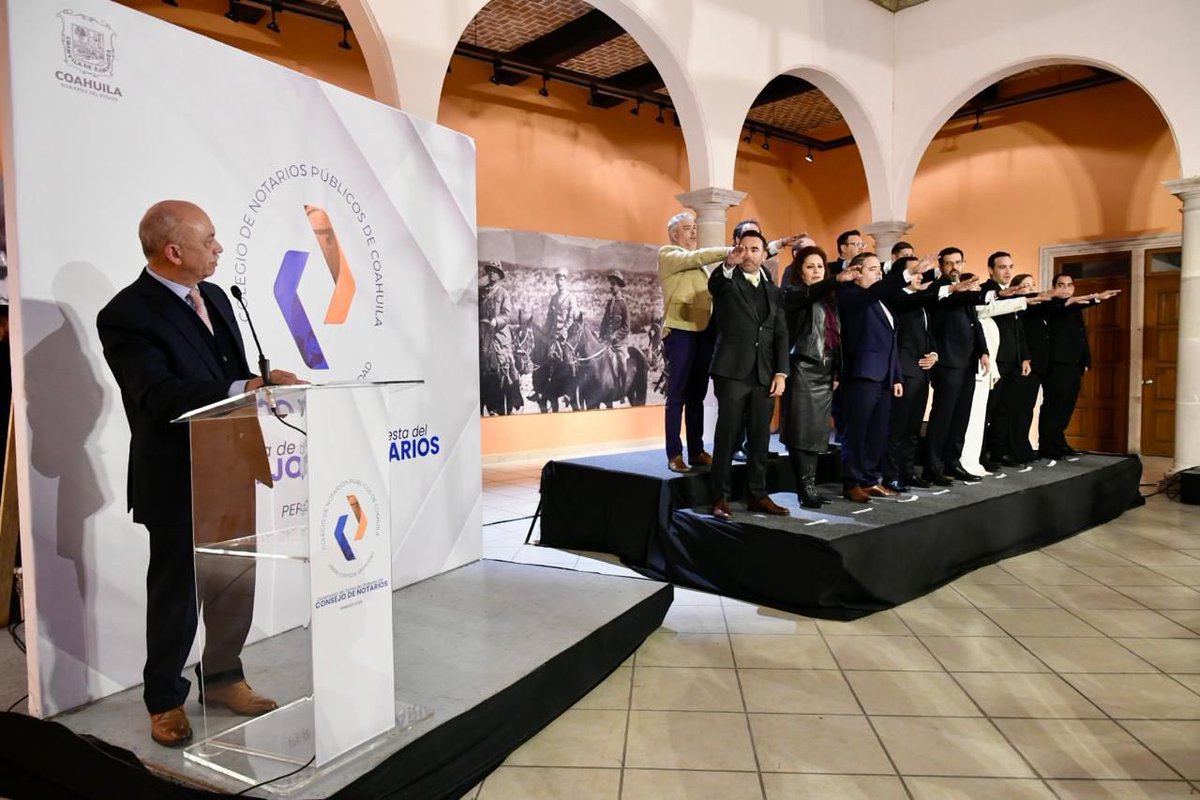 En representación del Gobernador <a href="/manolojim/">Manolo Jiménez Salinas</a>, el Secretario de Gobierno, <a href="/oscarpime/">Oscar Pimentel González</a>, tomó protesta al Consejo 2026-2028 del Colegio de Notarios de Coahuila, presidido por el Lic. Francisco Aguirre Sánchez.