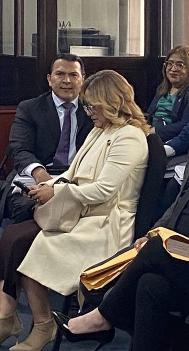 PanchovillaI's tweet photo. Par de delincuentes y traidores de la patria.  

_En cualquier país civilizado ambos estarían presos. 

🐀 🐀 

🤬

⁦@TSEGuatemala⁩ https://t.co/IZnB1TTNzY
