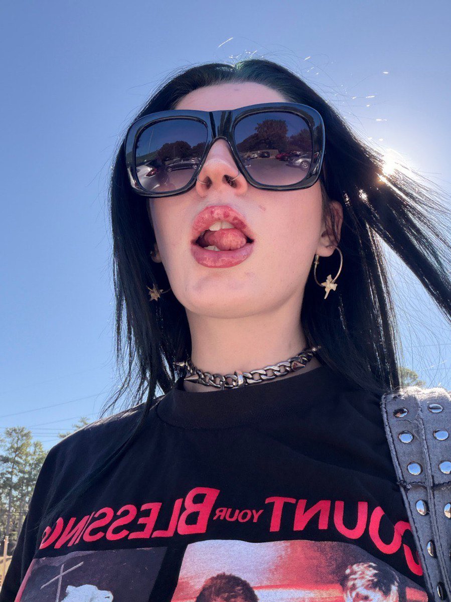 Rayback715's tweet image. you like it when i look down on you huh_