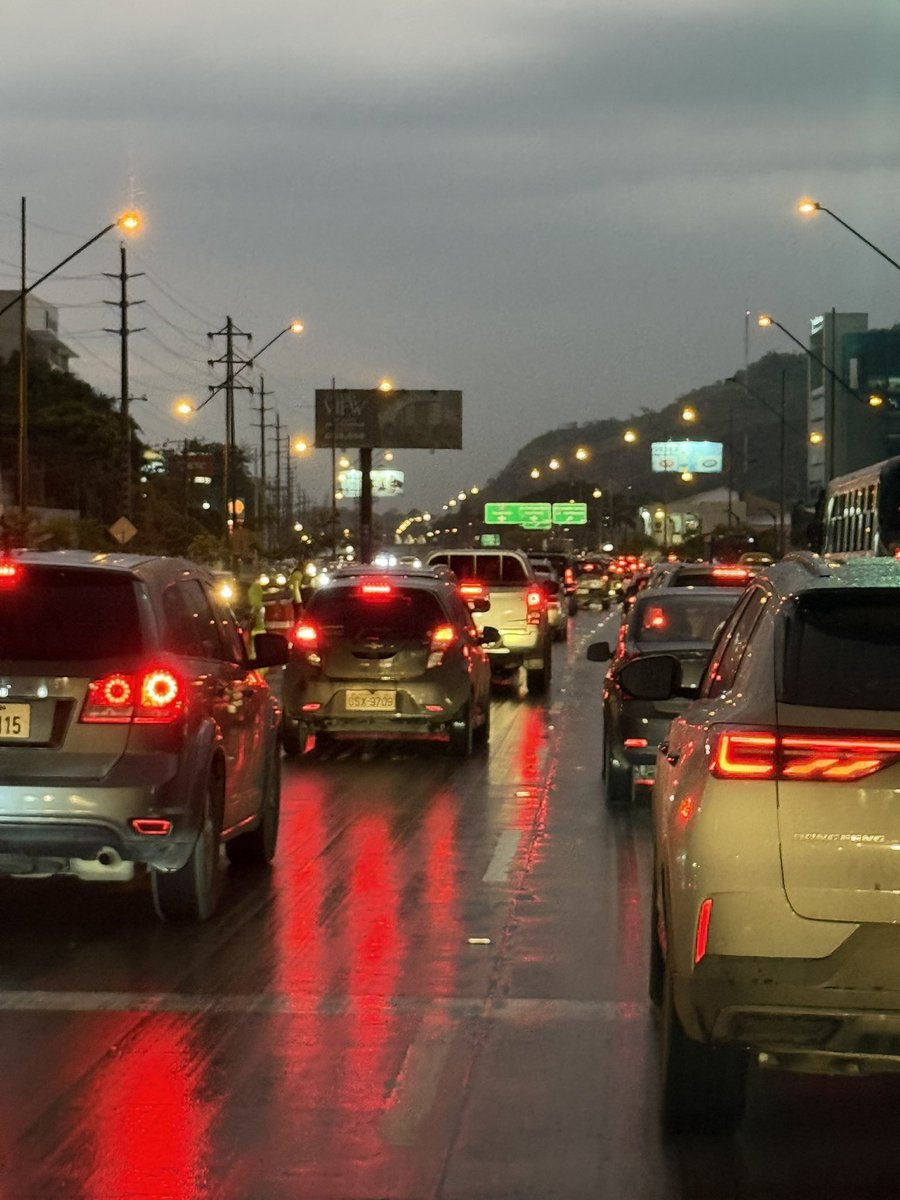 CuerdoGato's tweet photo. @ViaLaCostaUnida @ATMGuayaquil prometieron cuando iniciaron la construcción del paso a desnivel de Ceibos que iban a estar para agilizar el tránsito, y nada de nada. Cerraron 2 carriles de ida y uno de regreso a Gye, pero no les intereresa servir. Son inútiles.!! https://t.co/avP7pO45CO
