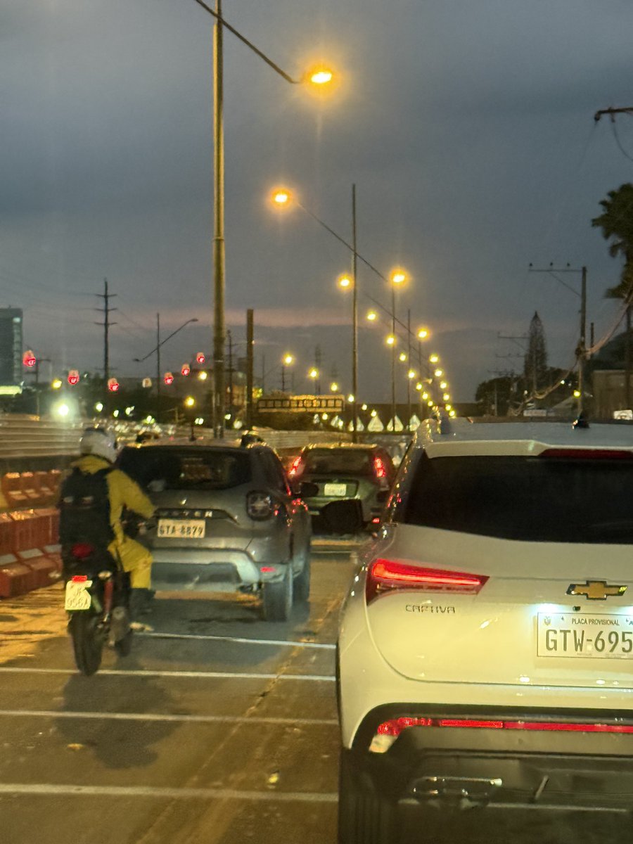 CuerdoGato's tweet photo. @ViaLaCostaUnida @ATMGuayaquil prometieron cuando iniciaron la construcción del paso a desnivel de Ceibos que iban a estar para agilizar el tránsito, y nada de nada. Cerraron 2 carriles de ida y uno de regreso a Gye, pero no les intereresa servir. Son inútiles.!! https://t.co/avP7pO45CO
