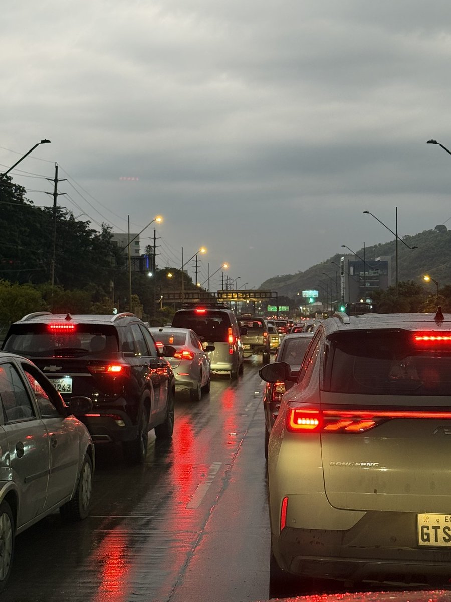 CuerdoGato's tweet photo. @ViaLaCostaUnida @ATMGuayaquil prometieron cuando iniciaron la construcción del paso a desnivel de Ceibos que iban a estar para agilizar el tránsito, y nada de nada. Cerraron 2 carriles de ida y uno de regreso a Gye, pero no les intereresa servir. Son inútiles.!! https://t.co/avP7pO45CO