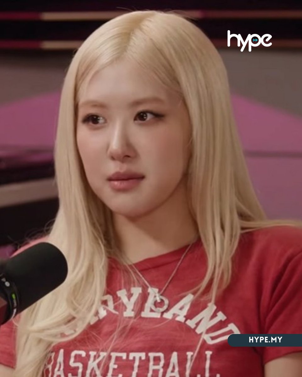 HypeMY's tweet image. During a recent interview with #CallHerDaddy host #AlexCooper, #BLACKPINK #블랙핑크 member #Rosé #로제 shares the extreme lengths she went to avoid getting caught dating by paparazzi. Her trick? Getting old lady wigs and clothes and transforming herself into a grandma so she