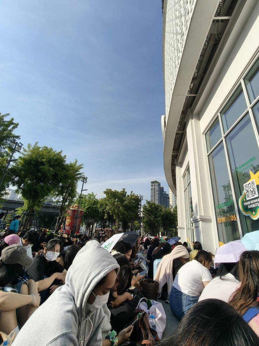 gorgiaps's tweet image. ที่ครูให้นั่งตากแดดหน้าเสาธง วันนี้ได้ใช้แล้วสินะ..