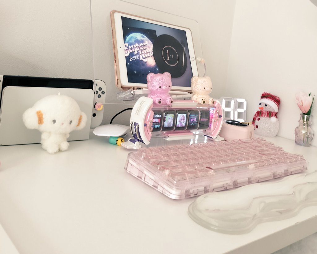 Yukaページ♡⃜ pink×white×clearなデスク︎🤍🩷 6畳の中のL字の空間がお気に入り