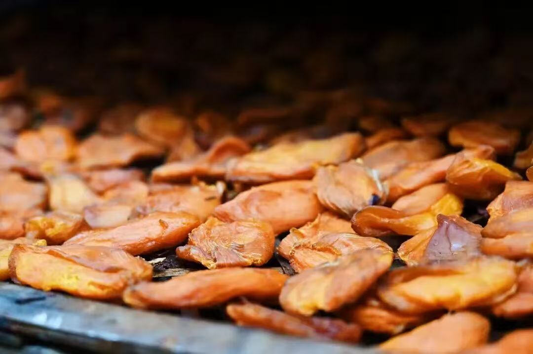 Hi_Deqing's tweet photo. Steamed, dried, and bathed in sunlight, Deqing's handmade sweet potato treats turn amber-soft with a sugary bloom. Chewy, naturally sweet—a Lunar New Year must-have with tea & gossip. #DeqingTradition #NaturalSnacks #ChineseNewYear https://t.co/MsomEQ8sGv
