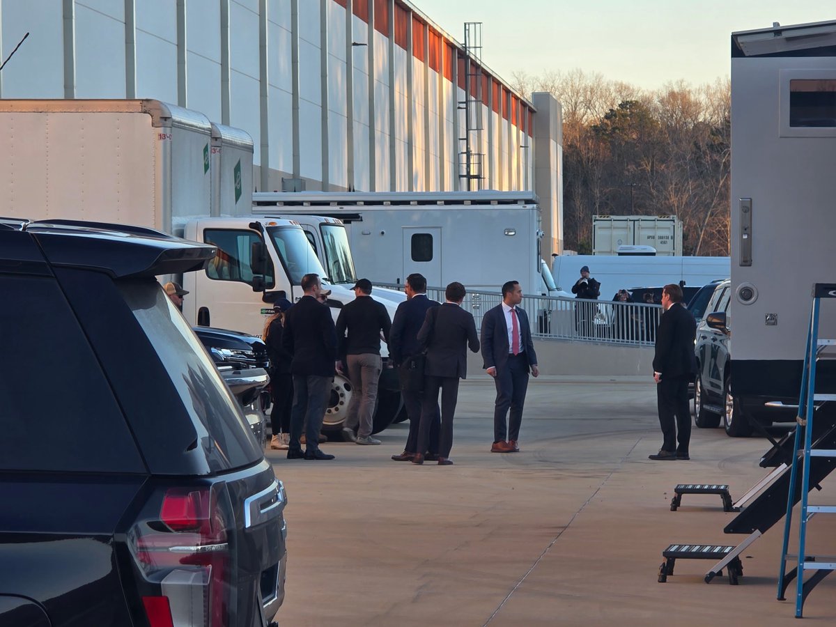 RudyGiuliani's tweet image. 🚨 BREAKING NEWS: The FBI just seized 2020 election ballots from the Fulton County, Georgia Election Center.

The Deputy Director of the FBI is on scene,and DNI Tulsi Gabbard is expected to arrive soon, according to Heather Mullins @TalkMullins.

An FBI mobile command center has…