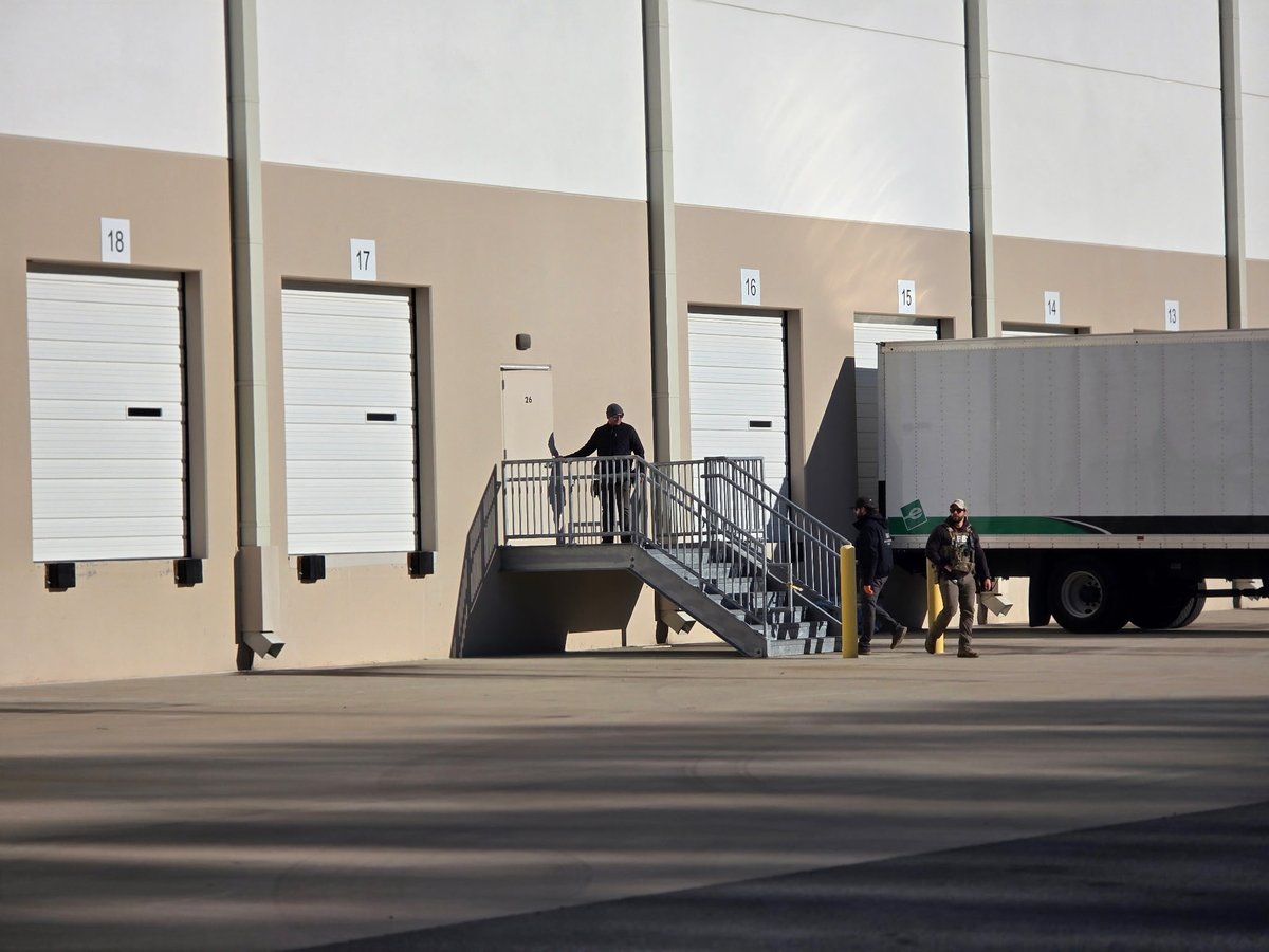 RudyGiuliani's tweet image. 🚨 BREAKING NEWS: The FBI just seized 2020 election ballots from the Fulton County, Georgia Election Center.

The Deputy Director of the FBI is on scene,and DNI Tulsi Gabbard is expected to arrive soon, according to Heather Mullins @TalkMullins.

An FBI mobile command center has…