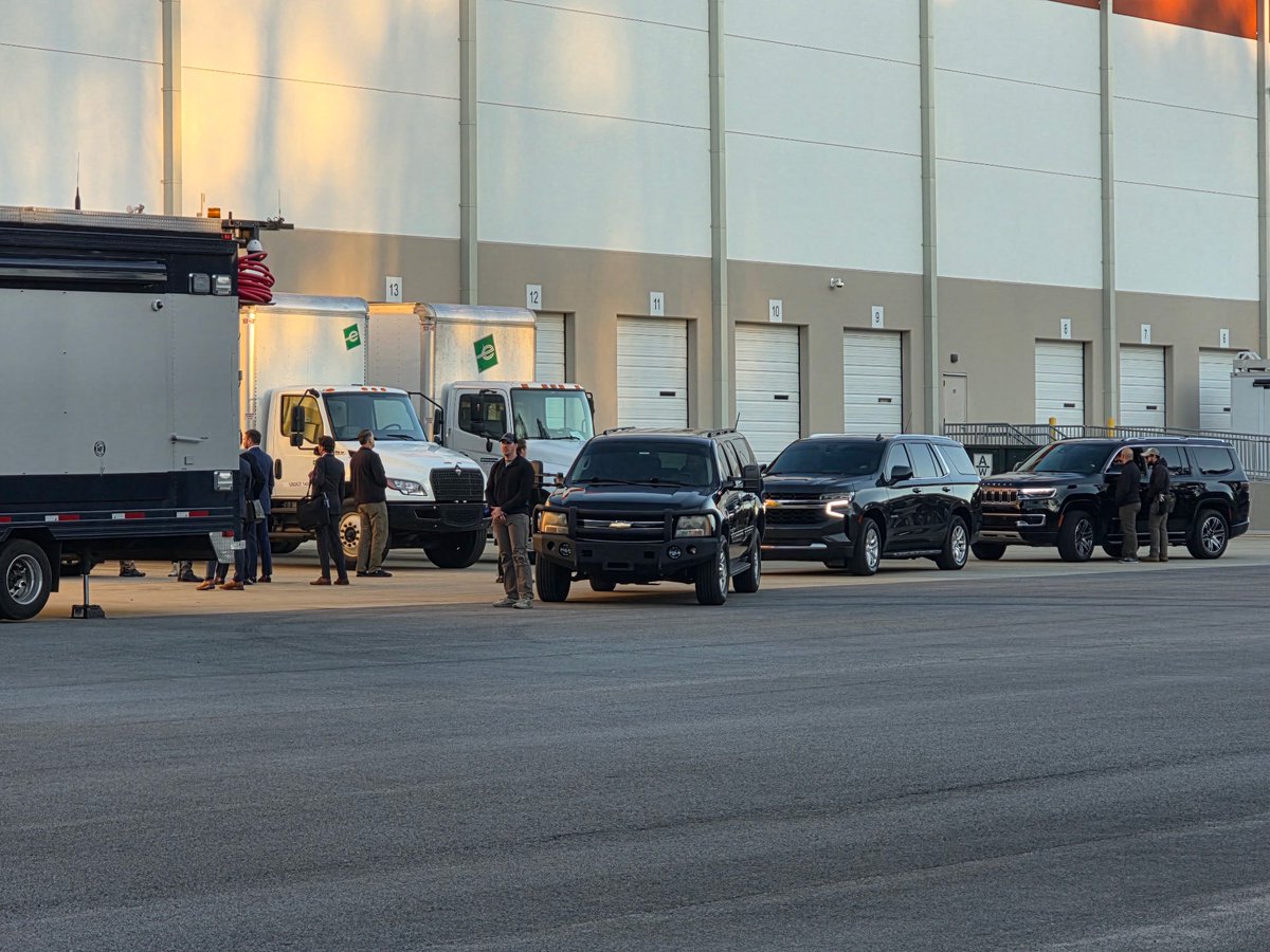 RudyGiuliani's tweet image. 🚨 BREAKING NEWS: The FBI just seized 2020 election ballots from the Fulton County, Georgia Election Center.

The Deputy Director of the FBI is on scene,and DNI Tulsi Gabbard is expected to arrive soon, according to Heather Mullins @TalkMullins.

An FBI mobile command center has…