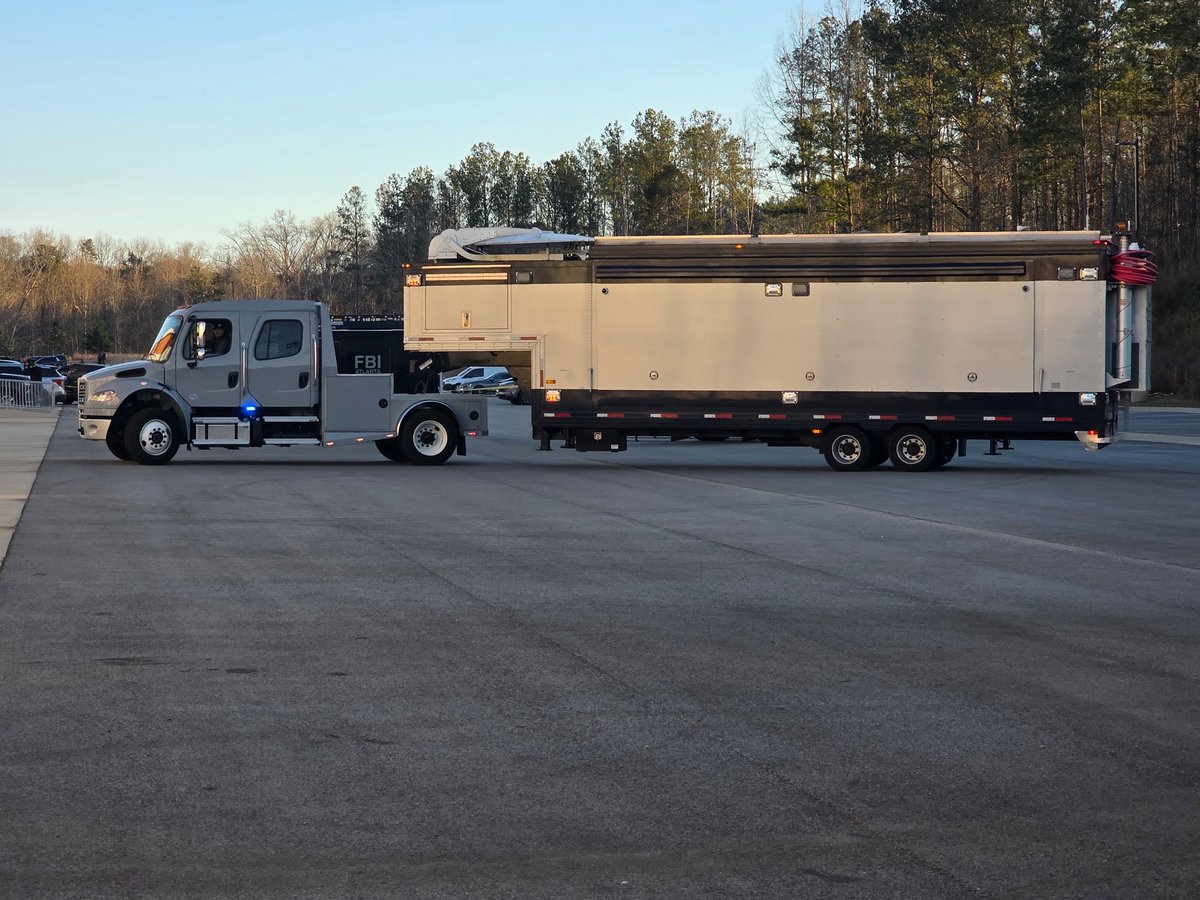 RudyGiuliani's tweet image. 🚨 BREAKING NEWS: The FBI just seized 2020 election ballots from the Fulton County, Georgia Election Center.

The Deputy Director of the FBI is on scene,and DNI Tulsi Gabbard is expected to arrive soon, according to Heather Mullins @TalkMullins.

An FBI mobile command center has…