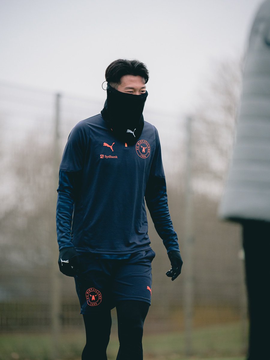 <이거보고웃다가
                                    이거보고정색함>
너.  너.      투블럭짧게치지말랫지..!!!.!