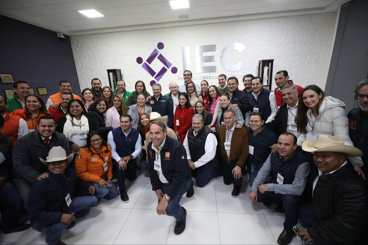 Veronica_mtz's tweet image. Acudí al IEC Coahuila para el registro de la Alianza Ciudadana por la Seguridad, acompañando a nuestro presidente del PRI Coahuila, Carlos Robles Loustaunau.

Hoy dimos un paso importante y estamos listos, fuertes y unidos! Vamos con todo 💪🏻

#VerónicaMartínez #Coahuila #PRI