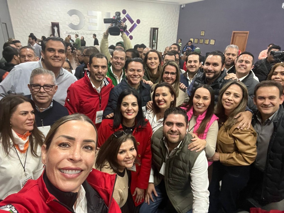 Veronica_mtz's tweet image. Acudí al IEC Coahuila para el registro de la Alianza Ciudadana por la Seguridad, acompañando a nuestro presidente del PRI Coahuila, Carlos Robles Loustaunau.

Hoy dimos un paso importante y estamos listos, fuertes y unidos! Vamos con todo 💪🏻

#VerónicaMartínez #Coahuila #PRI