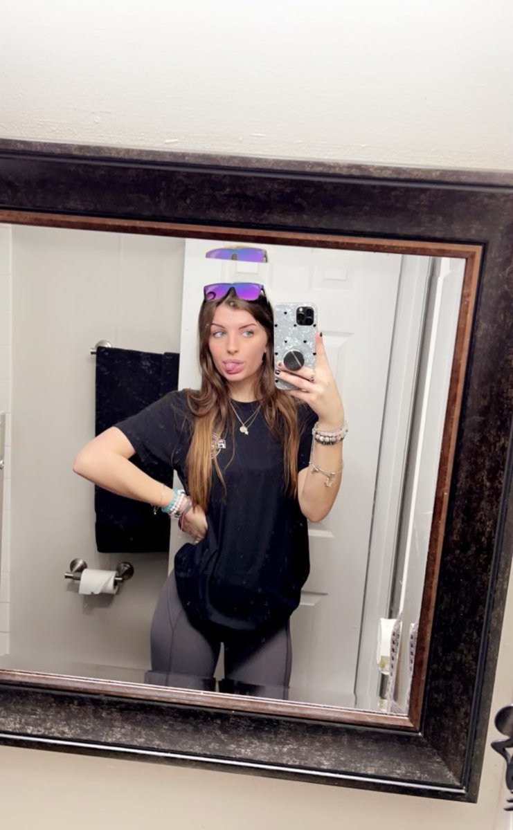 say hi for a suprise pic in ur dms 😝