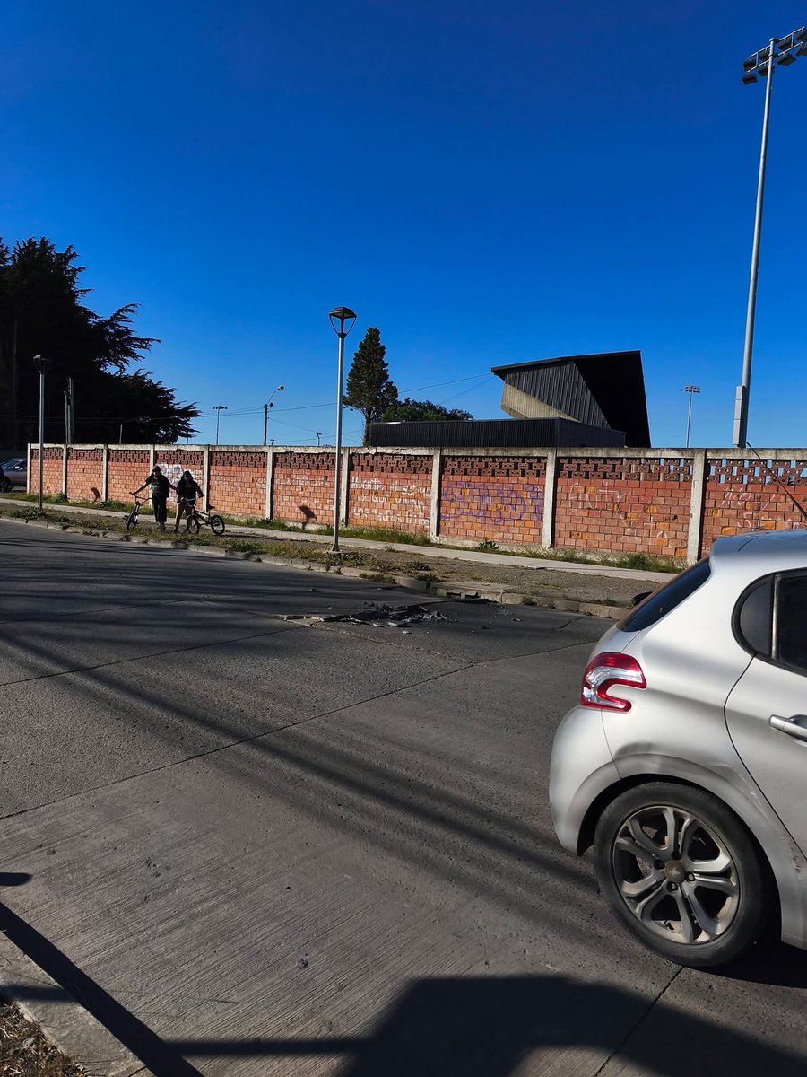 Karo_ontwit's tweet photo. Enrique abello a la altura del estadio fiscal, se levantó el cemento, no sé si fue un camión o por calor, pasaron varios autos saltando, casi ocurrió un accidente, precaución! Llamé a Seguridad ciudadana pero no responden!! #puq #PuntaArenas @munipuq @ClaudioRadonich https://t.co/nHk1cc1AeF