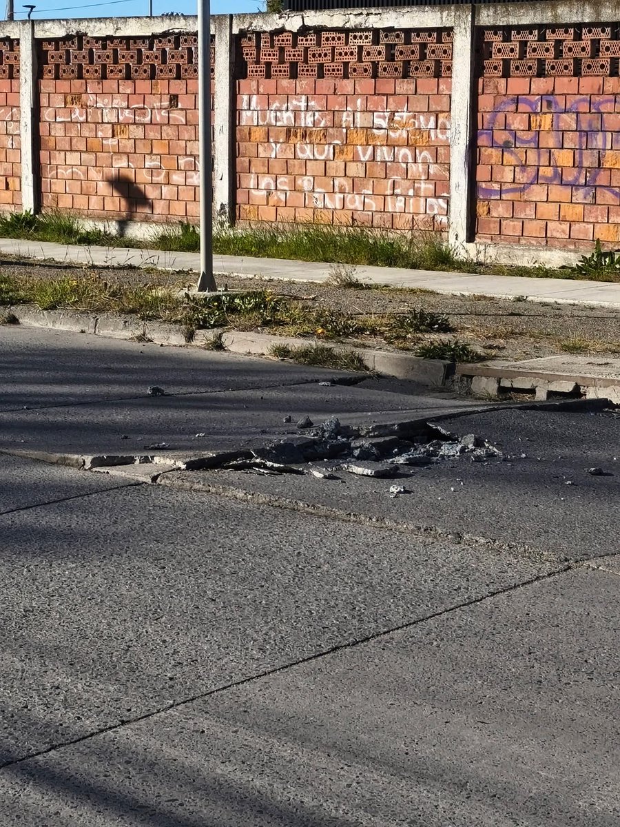 Karo_ontwit's tweet photo. Enrique abello a la altura del estadio fiscal, se levantó el cemento, no sé si fue un camión o por calor, pasaron varios autos saltando, casi ocurrió un accidente, precaución! Llamé a Seguridad ciudadana pero no responden!! #puq #PuntaArenas @munipuq @ClaudioRadonich https://t.co/nHk1cc1AeF
