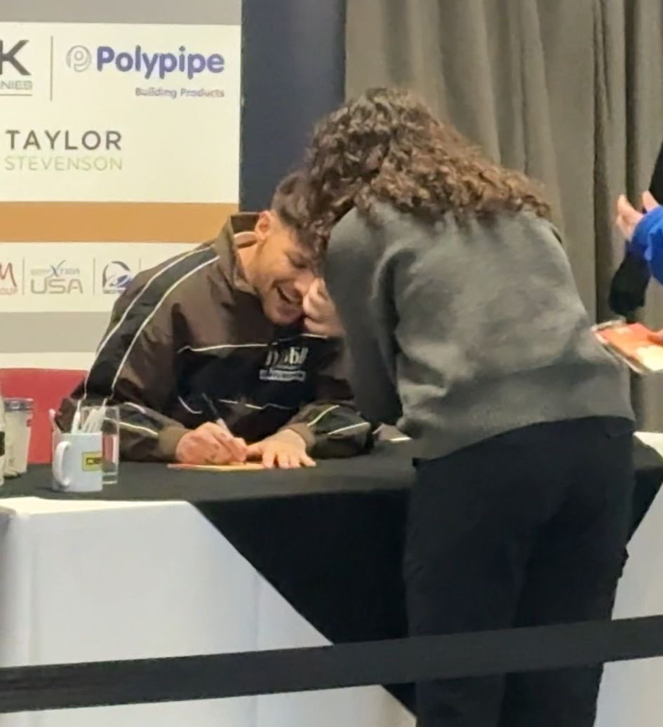Incredibile mia figlia chiara rag due secondi ha parlato con Louis Tomlinson e lui per due secondi ha RISO si è SCIOLTO gli è tornata la voglia di VIVERE ha letteralmente parlato in barese e tutto