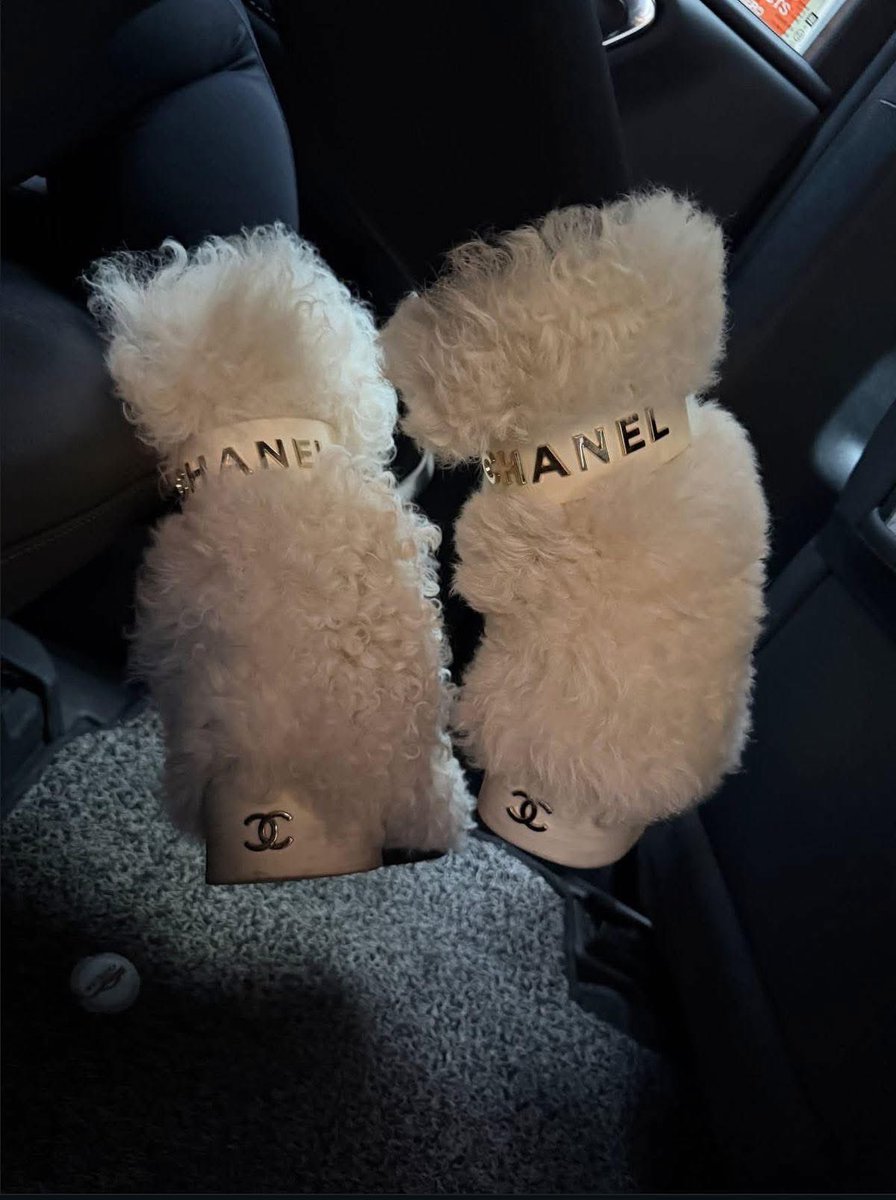 layxsnv's tweet image. Chanel fur boots 🥹😍