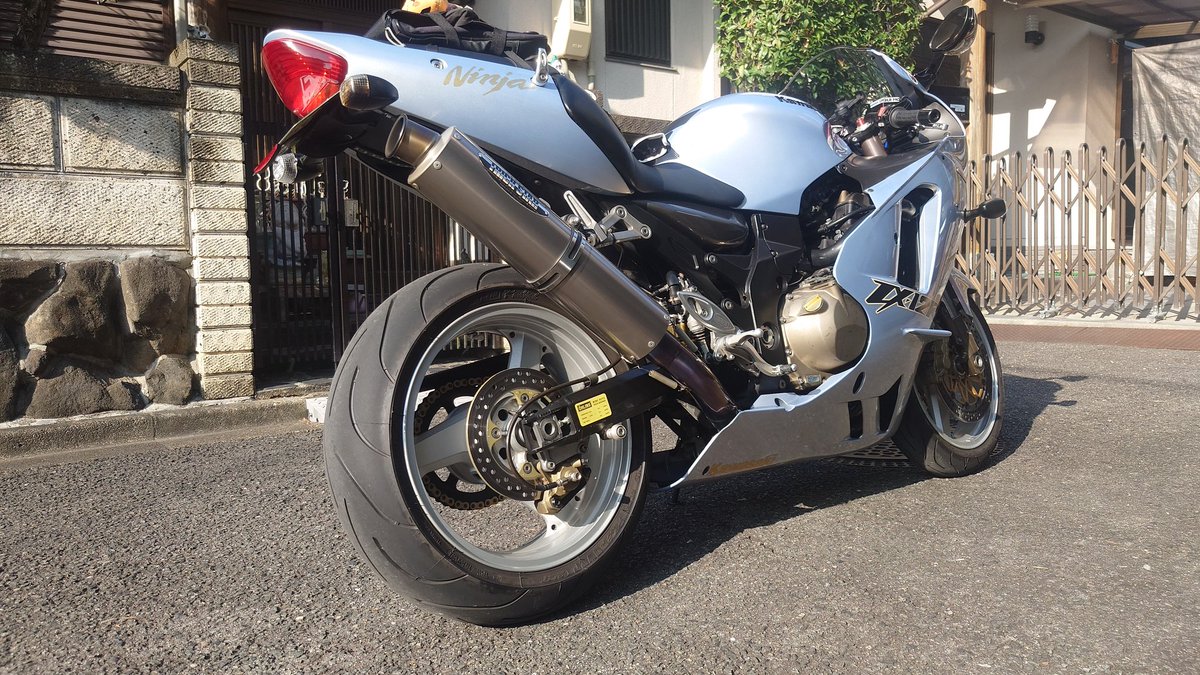 自分のバイクに付けているマフラーはどこ製なのか言う ZX12Rは