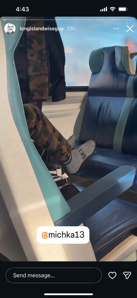 LIRRpassSuck's tweet image. @LIRR #feetofftheseat you #filthyanimal  #notyourlivingroom