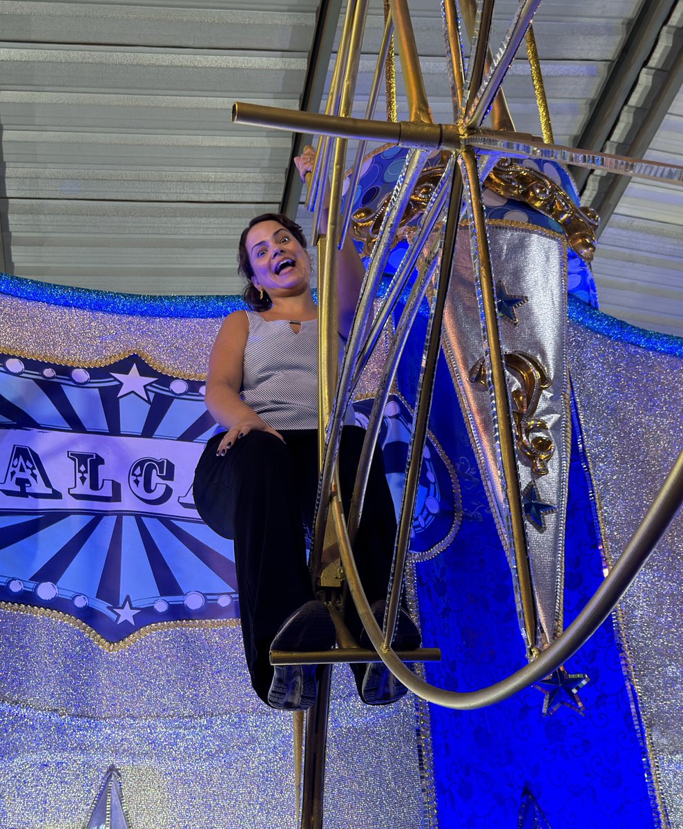 Falei que inventar uma palhaçada… Resolvi subir no carro com a repórter da Band. Pra vocês veem que a Carnavalesca sofre junto, veste a fantasia e que eu me preocupo com cada detalhe do desfile. Uma sensação incrível! Já já mostro detalhes. Vou guardar surpresas para o desfile!