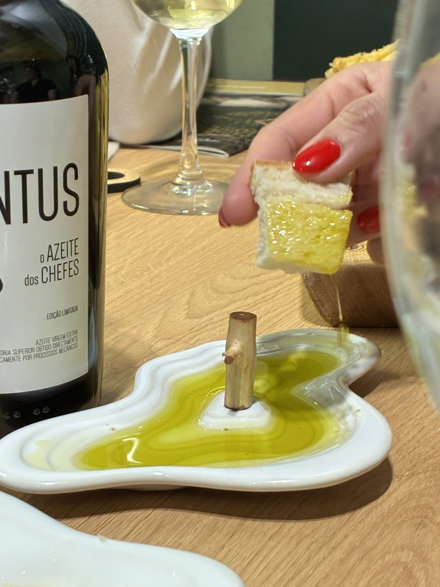 Destino_Sabor's tweet image. Pero también me encantaron los #AOVE, Aceite de Oliva Virgen Extra. Una pasada; tanto las variedades de “Tierras Cálidas” como los de “Tierras Frías”.

En la región de #TrasOsMontes se dan variedades únicas.

#VisitPortugal #TurismoPortugal #TrasOsMontesGastronomy