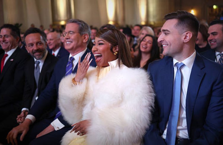 sleezeSTAN's tweet image. LMAOOOOOOOO DEPORTED YOU RIGHT INTO A GOLD CARD 😭🤣🤣🤣

DONALD TRUMP DON'T WANT ME TO GO HOME