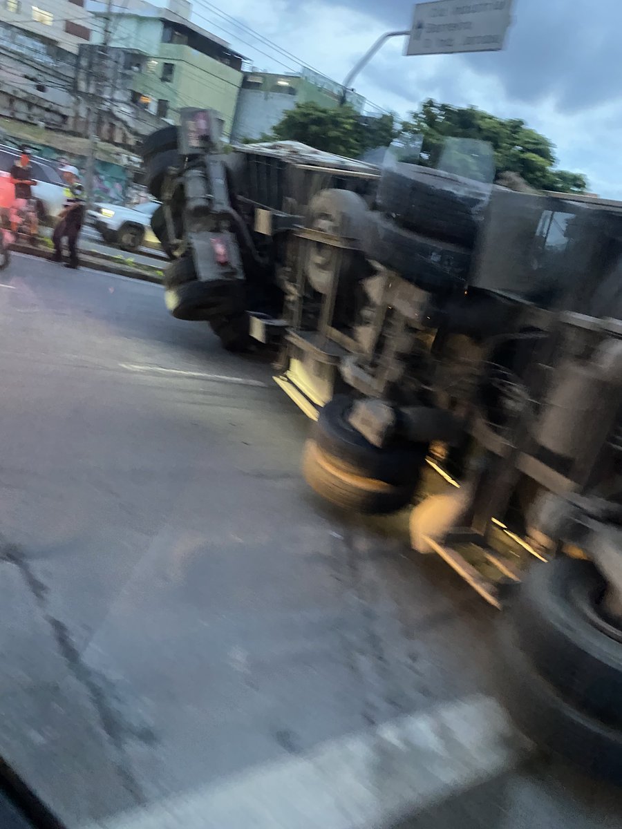 Como se n bastasse um querido ainda tomba o caminhão, fechando a via inteira