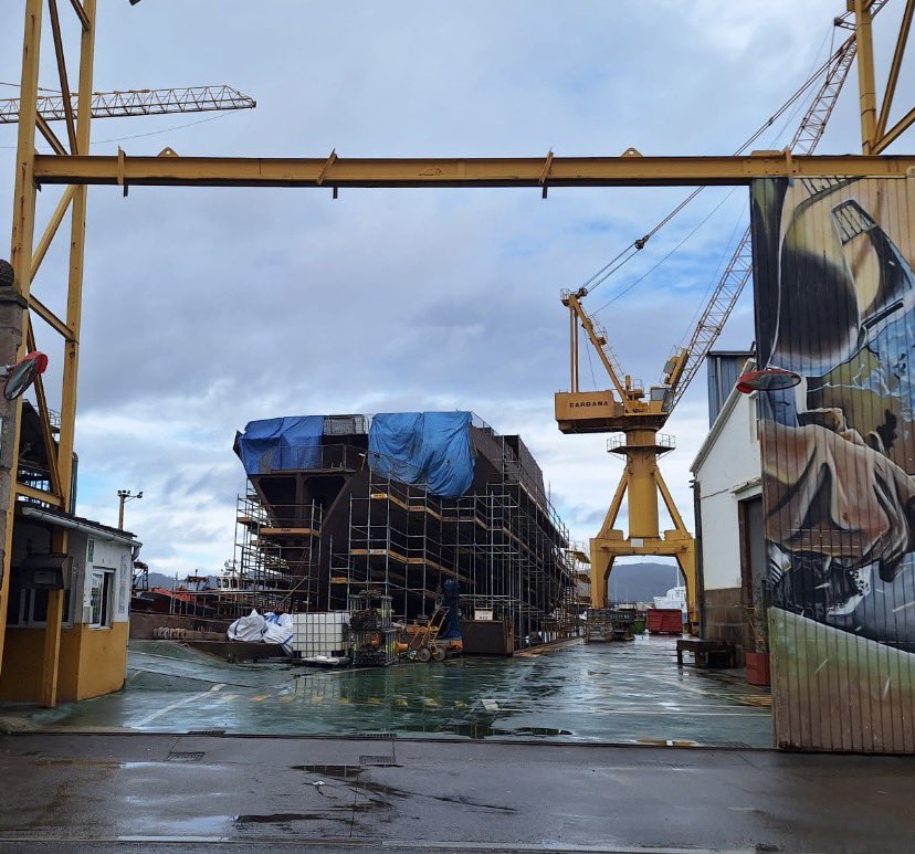 EPreve's tweet image. 🔴 CASI CHATARRA

✔️Foto de hace 48 horas en los astilleros CARDAMA (España).

✔️Así lucen -bajo lluvia- los únicos bloques soldados de la primera patrullera oceánica con destino a la Armada.

✔️ Sin protección contra el agua y con toldos celestes que ni siquiera cubren la…